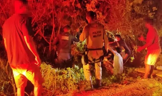 Batida entre pick-up e motocicleta deixa dois homens mortos na Bahia