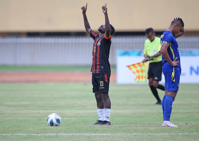 Kenius Kogoya Puji Penampilan Perdana Tim Sepakbola Papua Taklukkan Jawa Barat.lelemuku.com.jpg