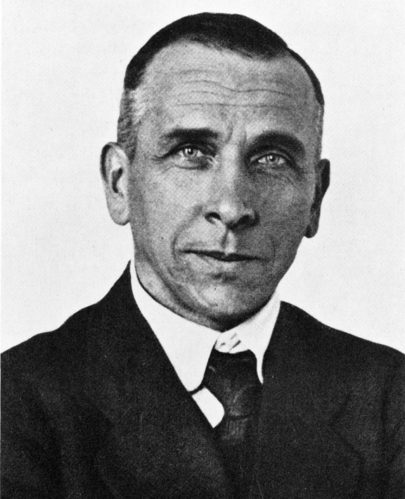 Alfred Lothar Wegener (Berlín, 1 de noviembre de 1880-Groenlandia, 2 de noviembre de 1930) fue un meteorólogo y geofísico alemán, uno de los grandes padres de la geología moderna al proponer la teoría de la deriva continental.​ Se doctoró en Astronomía por la Universidad de Berlín, pero centró su campo de estudio en la geofísica, la meteorología y la geología. En 1906 hizo su primera expedición a Groenlandia, con el objetivo de estudiar la circulación del aire en las zonas polares. Realizó nuevas expediciones entre 1912 y 1913, pero abandonó su actividad científica cuando fue reclutado por el ejército alemán en 1914 para combatir en la Primera Guerra Mundial. Su contribución bélica duró poco tiempo, ya que fue herido en combate. En 1924 aceptó la cátedra de Meteorología de la Universidad de Graz, Austria. Entre 1919 y 1923 Wegener trabajó en su libro Los climas en el pasado geológico, en el que trataba de sistematizar la nueva ciencia de la paleoclimatología en relación con su teoría de la deriva continental, que publicará junto con su padre. En 1922 aparece la tercera edición, completamente revisada de su obra sobre el origen de los continentes y los océanos. Durante este tiempo, aumentó también la difusión de su teoría de la deriva, en un principio sólo en lengua alemana y a continuación, a nivel internacional. En 1929 Wegener realizó su tercer viaje a Groenlandia, donde murió el 2 de noviembre de 1930.