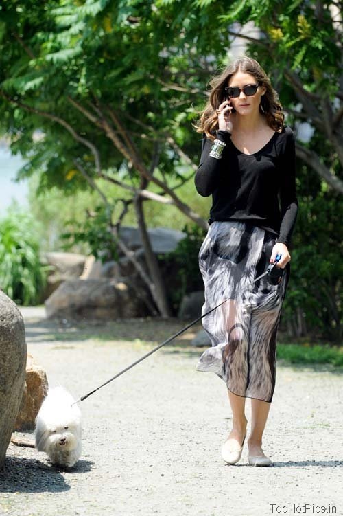 Olivia Palermo Hot Pics with Phone and Pet 1