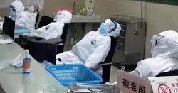 Στην Κίνα οι νοσοκόμοι δουλεύουν υπερωρίες για την περίθαλψη των ασθενών του κοροναϊού. Τον γύρο του κόσμου κάνουν φωτογραφίες που τους εμφα...