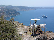 Santorini: The ground is moving again in paradise (greece santorini )