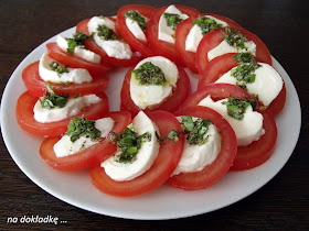 pomidory z mozzarellą i bazylią