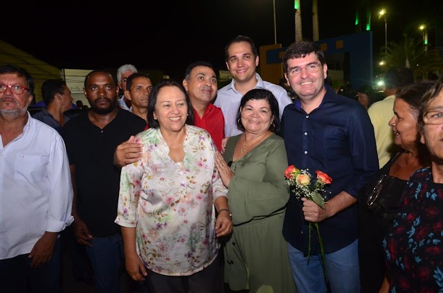 AO LADO DE KLEBER RODRIGUES E ALEXANDRE VERAS, FÁTIMA PARTICIPA DE PROCISSÃO EM GOIANINHA