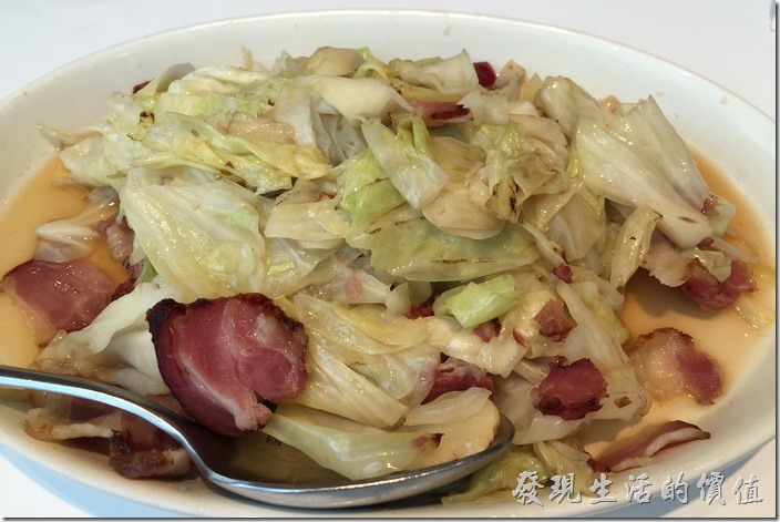 湘西高麗菜，NT200。這高麗菜炒還不錯，放上臘肉，完全不會辣！