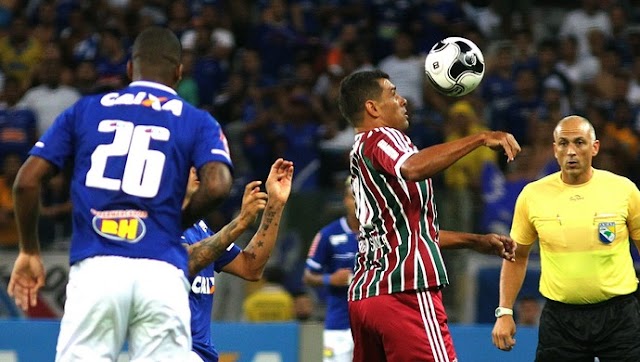 Em jogo de sete gols, Diego Souza faz três, Flu bate Cruzeiro e ganha respiro