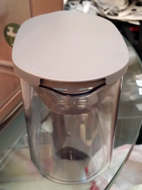 透明的量杯還附有一個灰色的軟膠蓋