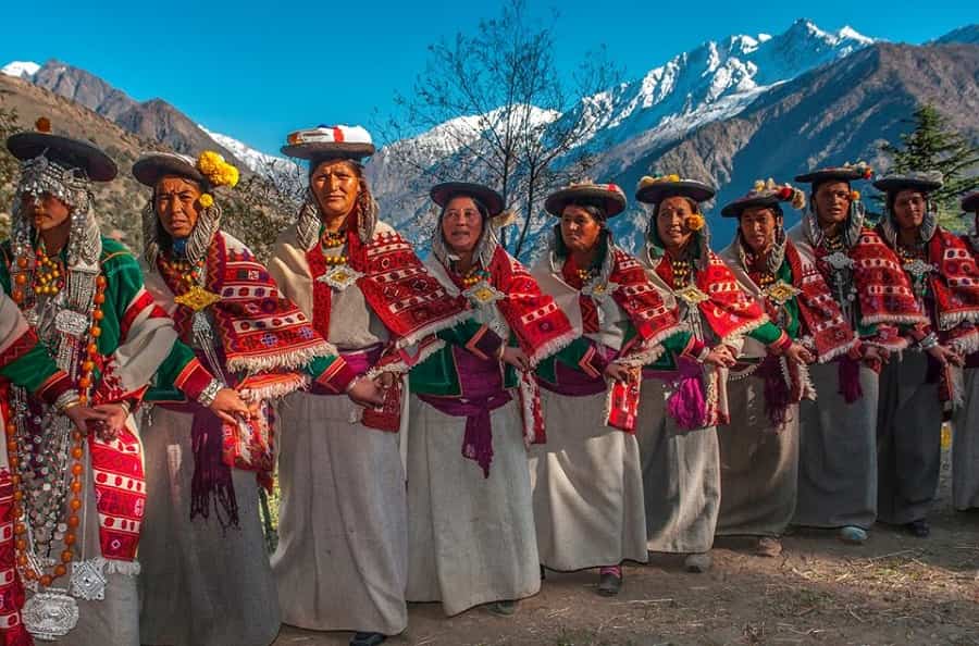 Himachali+Women+in+Tradition+costumes