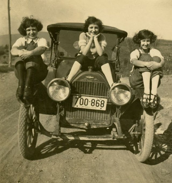 Fotografías de mujeres posando con sus coches en los años 20 y 30