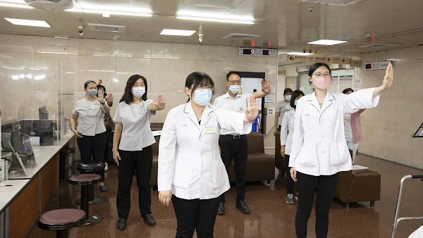 ▲復健醫學中心葉庭妤與包奕涵職能治療師帶領「簡易有氧運動」關懷媽媽們。（二基醫院提供）