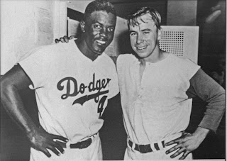 Foto de Jackie Robinson y Pee Wee Reese imitando el gesto que tuvieron en el campo dentro del vestuario