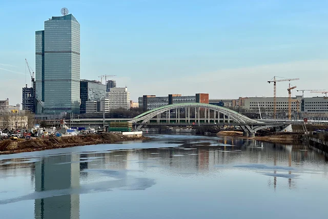 вид с Шелепихинского моста, Москва-река, строящийся бизнес-центр «Сбер-Сити», Новый Белорусский (Филёвский) мост