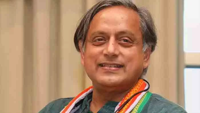 MP Shashi Tharoor visited UDF protest site in front of Thiruvananthapuram Corporation, Thiruvananthapuram, News, Poltics, Protest, Resignation, Congress, Shashi Taroor, Kerala