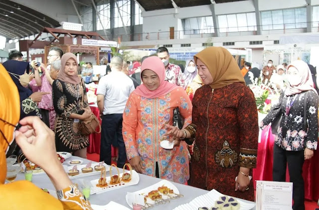 Wakil Ketua I TP PKK Kabupaten Nganjuk Yuni Marhaen (kanan) saat menghadiri puncak peringatan hari pangan sedunia tahun 2022 di JX International Convention Exhibition, Kota Surabaya, Rabu 19 Oktober 2022