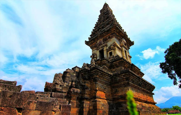  yang sempat terekam dalam sejarah budaya bangsa kita Peninggalan Kerajaan Singasari, 5 Candi, 1 Arca, dan 4 Prasasti + Gambar