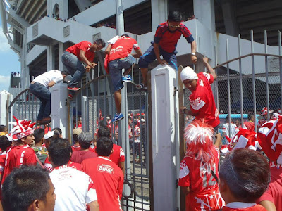 Terkini DI STADIUM BUKIT JALIL Kelantan Vs Johor Darul Takzim 29 Jun 2013 | GEMPAR ! PINTU STADIUM BUKIT JALIL DIPECAH.!!! ( Bergambar )