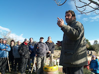 El grup de caminants reben les explicacions d'Eco Rebanyà