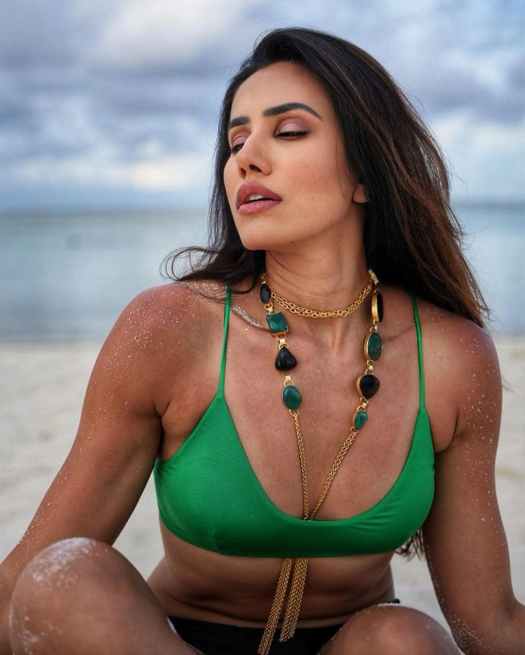 Sonnalli Seygall green bikini sexy body