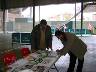 Manolo recogiendo firmas