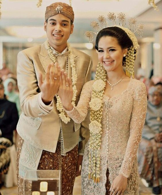 Model Baju Pengantin Adat Jawa  Modern Kumpulan Model Kebaya  Modern