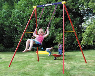 Kettler schommel buiten tuin