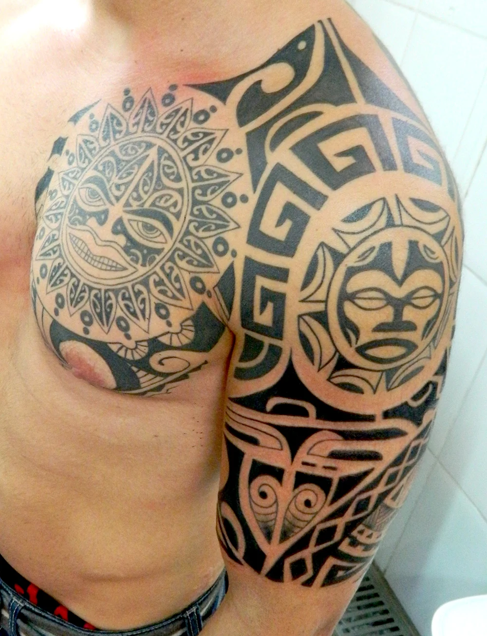 tatuagem maori masculina no braço e peito