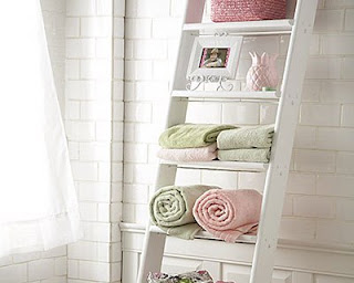 escada como suporte de toalhas 