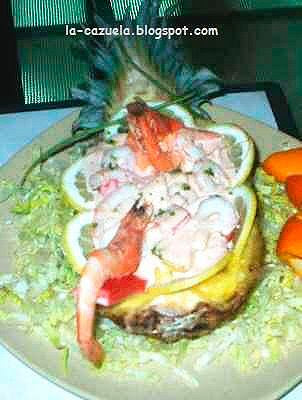 Cocktail de Mariscos a la Piña. (c) La Cazuela