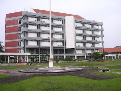 6 Universitas Terbaik Dan Terkenal Di Indonesia [ http://asalasah.blogspot.com/2013/01/6-universitas-terkenal-dan-terbaik-di.html ]