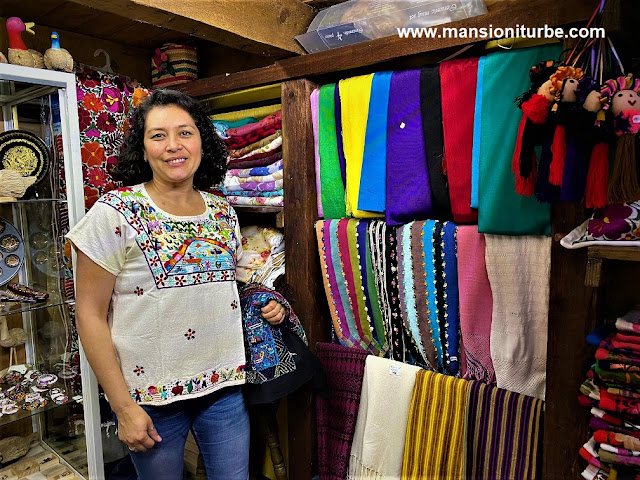 Sandra Lopez Servín borda magníficas piezas de ropa artesanal