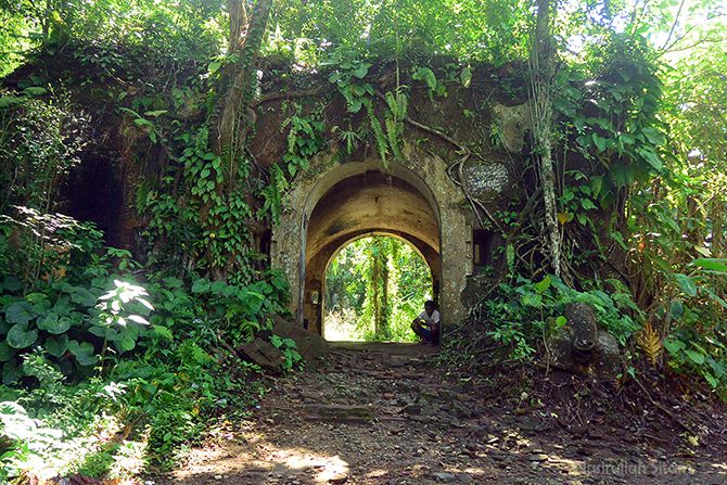 Menapaki Sudut Benteng  Karang Bolong di Pulau 