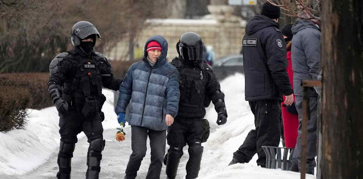 A polícia russa prendeu centenas de pessoas que foram depositar flores por Navalny