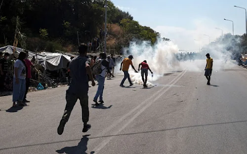 Λέσβος – Καρά Τεπέ: Απαράδεκτη βία και χημικά από τα ΜΑΤ κατά γυναικόπαιδων