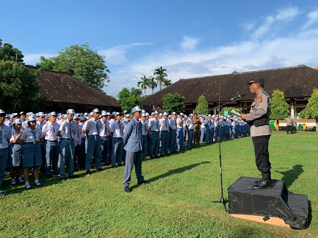 Kanit Binmas Polsek Kuta Selatan Pimpin Upacara Bendera di SMKN 1 Kuta Selatan