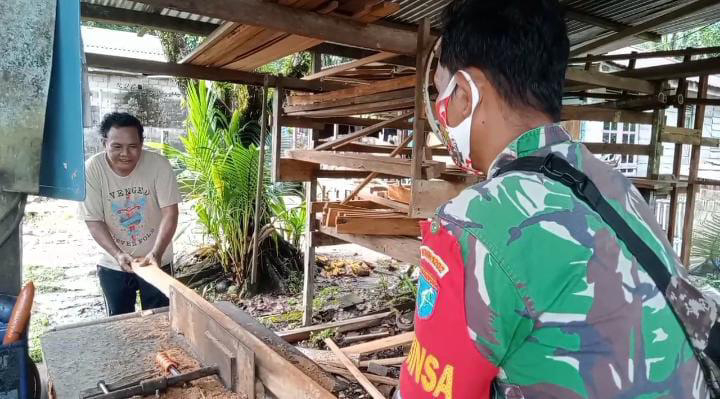 Sukseskan Program Satgas TMMD Ke-111 Kodim 1202/Skw Babinsa Seluas Bantu Potong Kayu Warga Binaannya