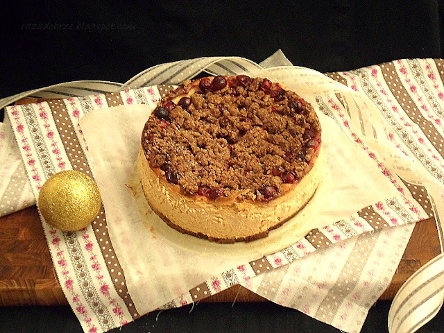 cranberry cheesecake with gingerbreads