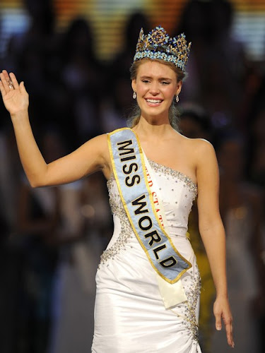 Miss World 2010 Tampil Cantik Tiba di Jakarta