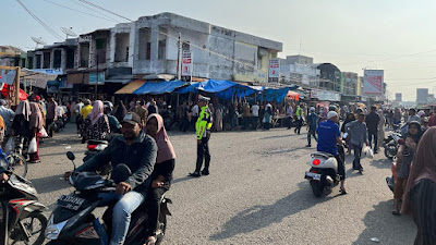  Keselamatan Diprioritaskan: Satlantas Polres Pidie Jaya Siaga Selama Hari Meugang di Pasar Kota Meuredu