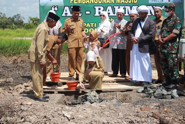 Bupati Batola Ikut  Sedekahkan Gaji Untuk Pembangunan Masjid  Ar-Rahman Bakumpai 