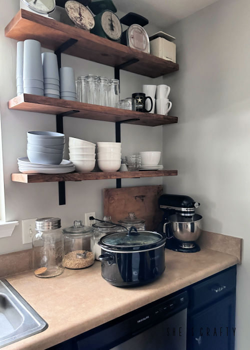 Open shelving and crock pot cooking.