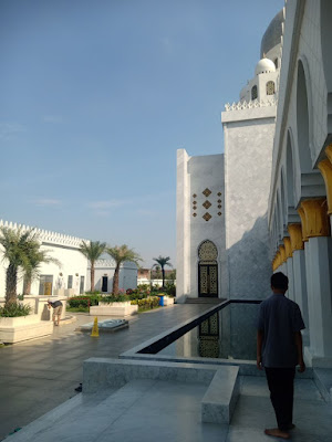 kolam di masjid sheikh zayed