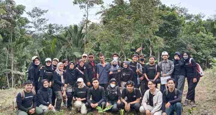 Karang Taruna Desa Leuwisadeng dan Mahasiswa IPB Bekerjasama Dalam Perogram Penghijauan.