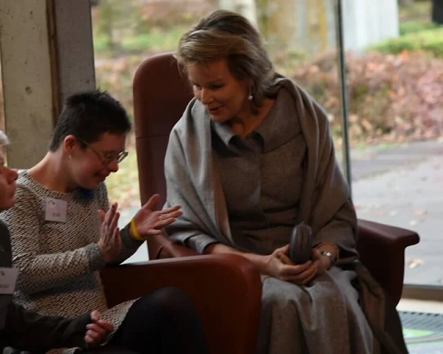 Queen Mathilde wore a grey wool coat and dress skirt by Natan, Armani, Carolina Herrera. Monnikenheide-Spectrum in Zoersel