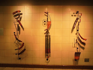 το γλυπτό ANGST της Βάσως Πεκλάρη στο σταθμό Μετρό Κατεχάκη