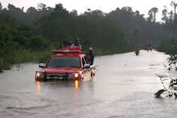 Polres Nabire Bantu Korban Banjir di Kampung Yaro