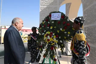 محافظ قنا يقدم التهنئة لمدير الأمن ويضعان إكليل من الزهور على النصب التذكاري لشهداء الشرطة