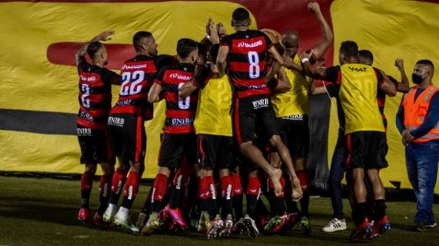 Vitória faz as pazes com a torcida, vence o Figueirense e respira na Série C