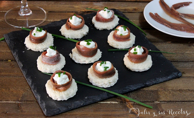 Canapés de queso crema y anchoas. Julia y sus recetas