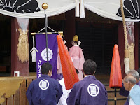 神社の正面から本殿に入った