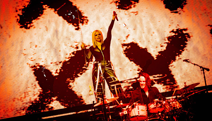 Avril Lavigne convierte el AFAS Live de Amsterdam en una máquina del tiempo